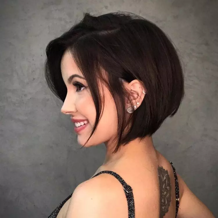 Mulher de pele clara com cabelo liso chanel