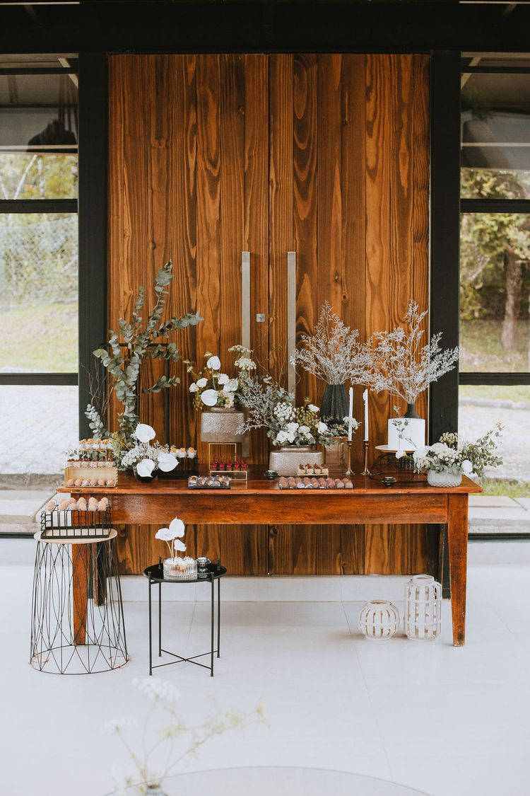 Itens de madeira na decoração de um micro wedding