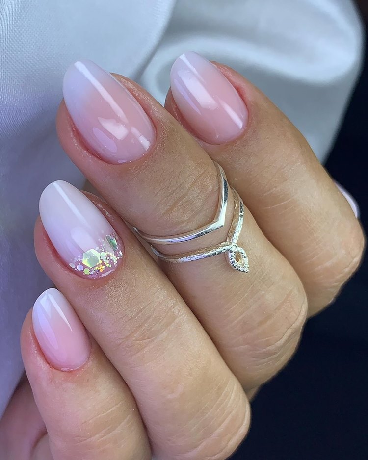 Unhas em gel brancas com glitter na filha única(tamanho: médio. Formato: amendoada) 