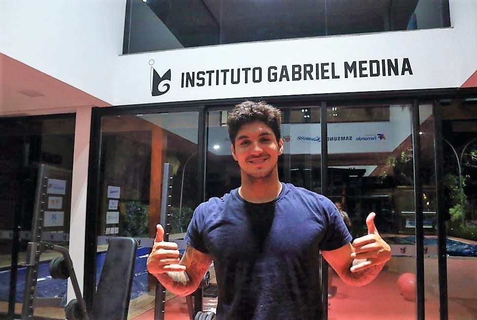 Gabriel Medina em frente ao seu instituto