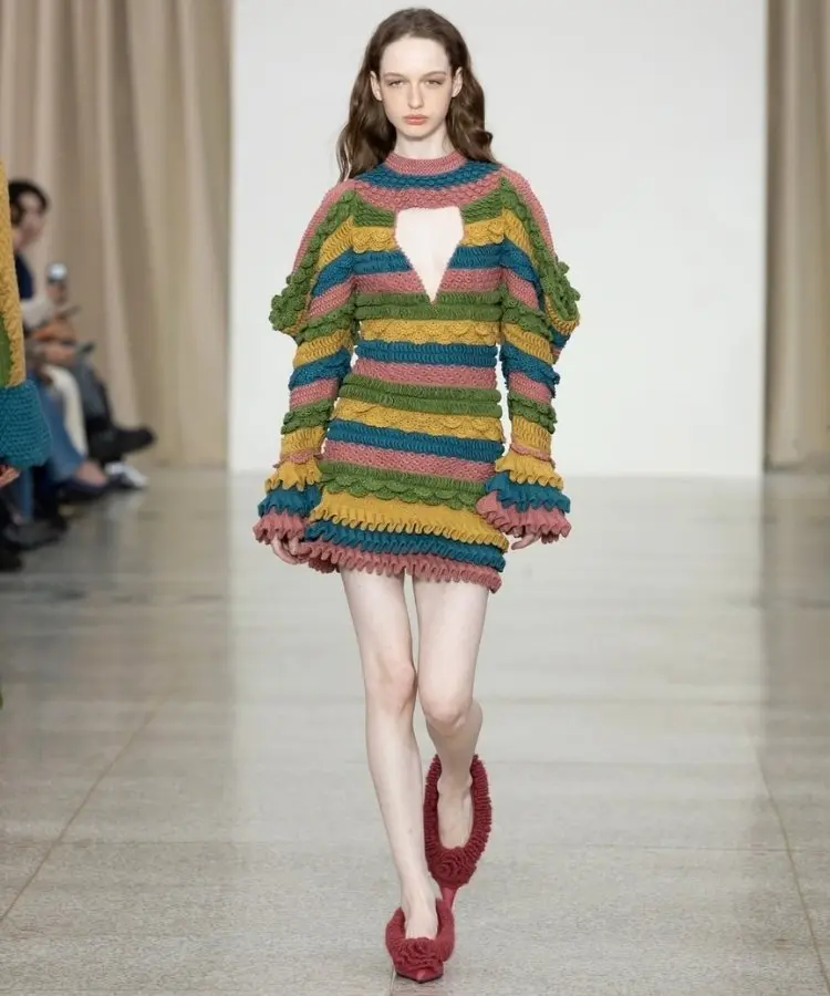 Modelo usando vestido de tricô, uma das tendências da Semana de Moda de Milão Outono Inverno 2026