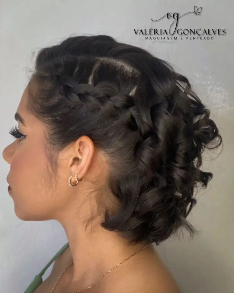 Mulher com cabelo curto preto e trança lateral
