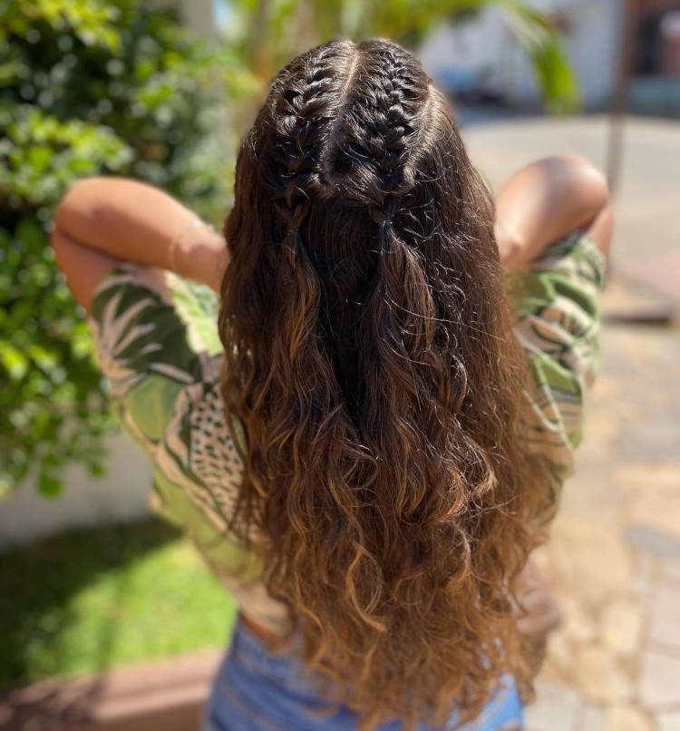 cabelo castanho com duas tranças embutidas no topo