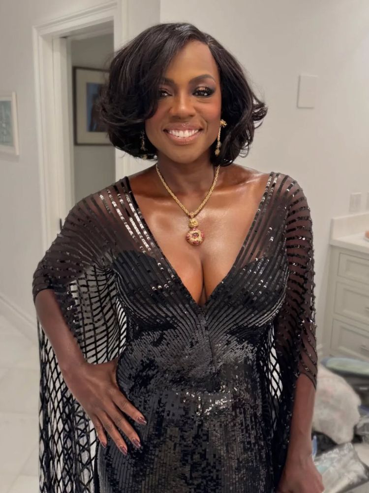 Viola Daves de vestido preto de brilho e cabelo chanel ondulado 
