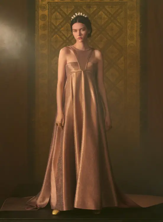 transmissão Dior vestido com cauda e recorte sobreposto na frente