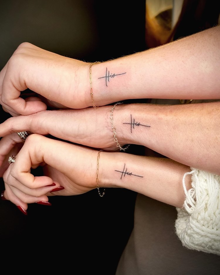 Tatuagem de frase "dele" em inglês em três pessoas