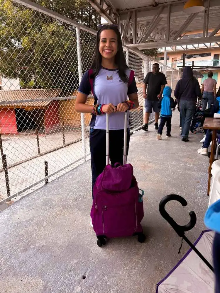 Malu Lira de uniforme e mochila rosa na escola 