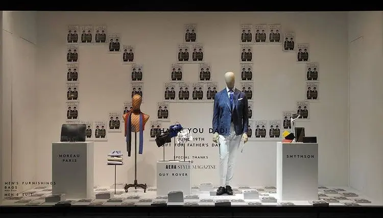 vitrine dia dos pais com manequim de terno