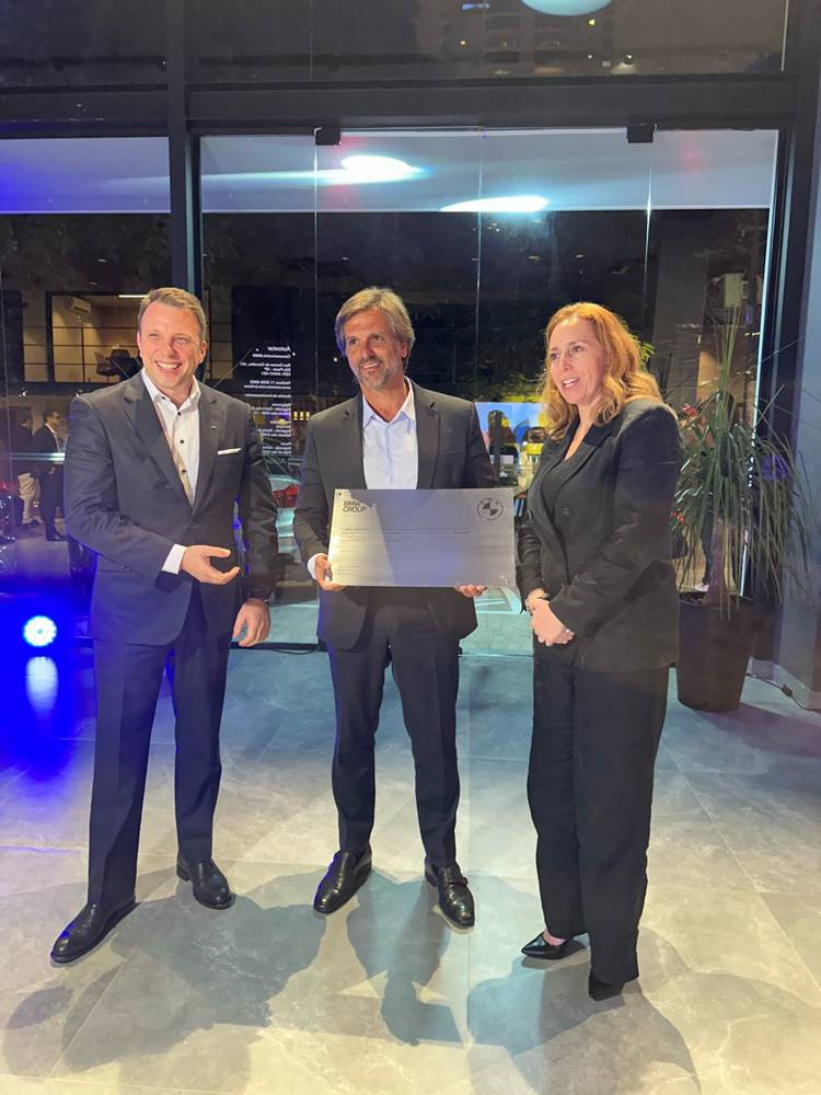Mauricio Portella, diretor-presidente das marcas de Luxo na Automob, Reiner Braun, presidente da BMW América Latina e Maru Escobedo, presidente da BMW no Brasil na reinauguração da loja Autostar
