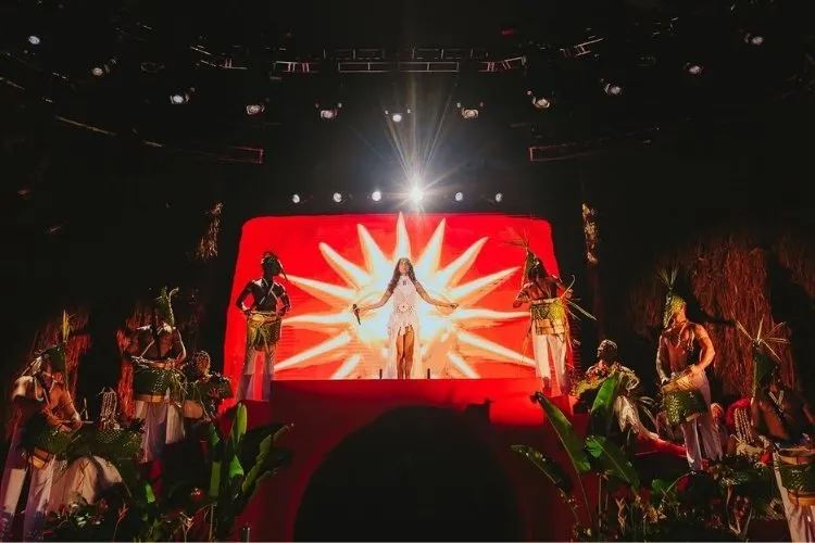 Cantora Anitta no palco durante a turnê da era Equilibrium