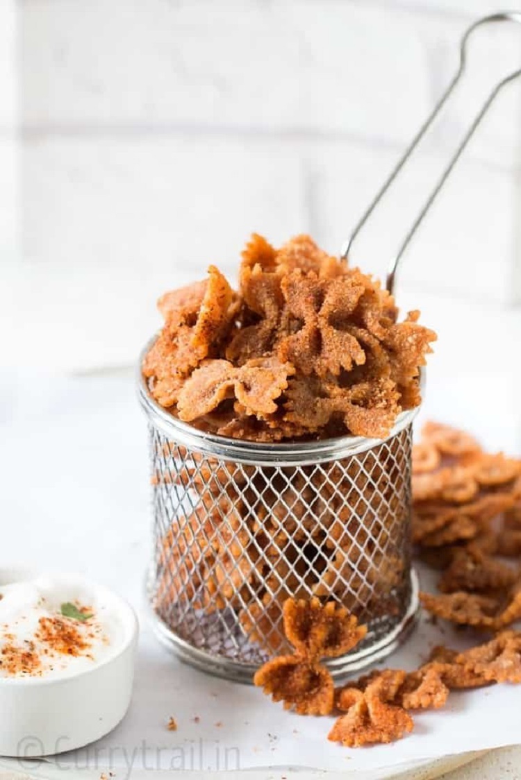 Macarrão tipo gravatinha frito