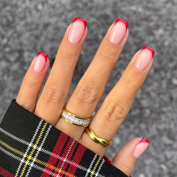 Unhas vermelhas curtas e quadradas, decoradas francesinhas