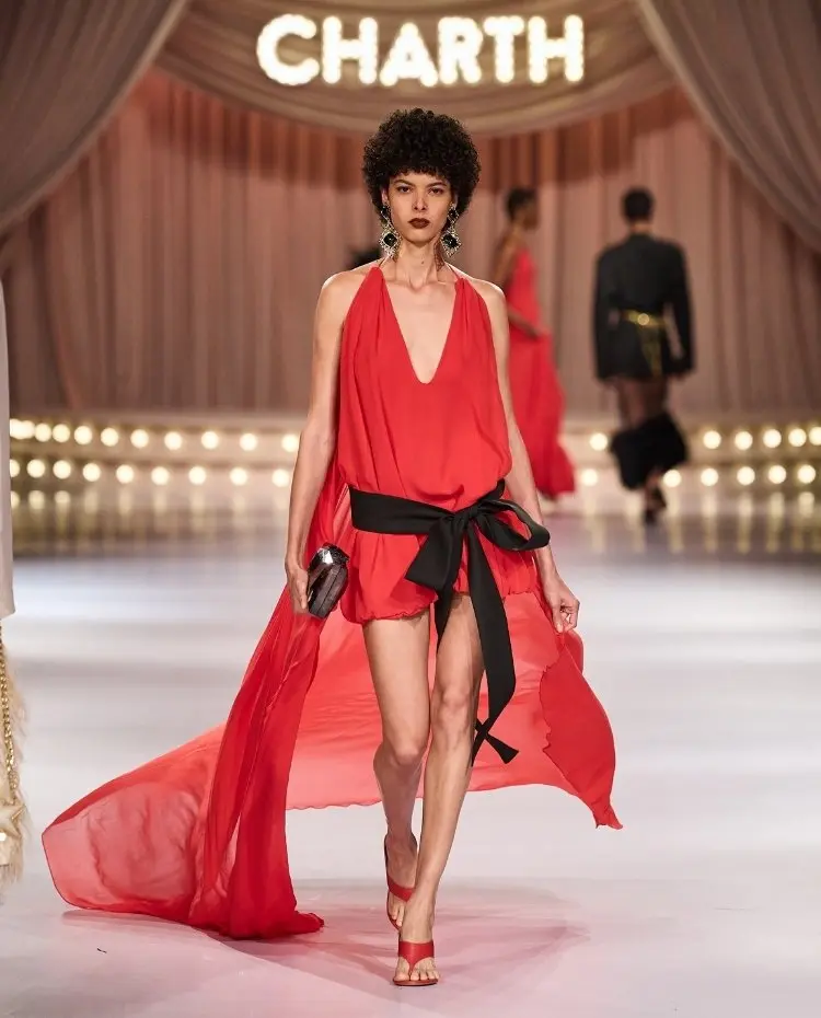Foto de modelo na passarela durante o desfile da Charth para a coleção "Action"