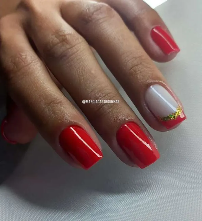 Unhas vermelhas decoradas, quadradads, francesinha e glitter dourado na filha única