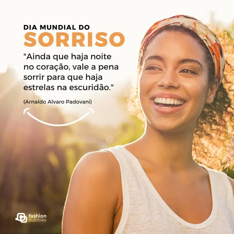 Mulher de pele negra sorrindo e frase: "Ainda que haja noite no coração, vale a pena sorrir para que haja estrelas na escuridão." (Arnaldo Alvaro Padovani)