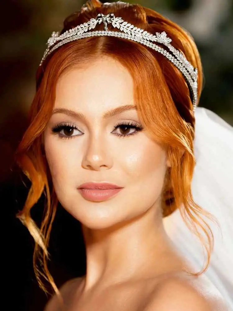 Penteado e maquiagem de Mirela em seu casamento no mês de maio de 2023, o mês das noivas