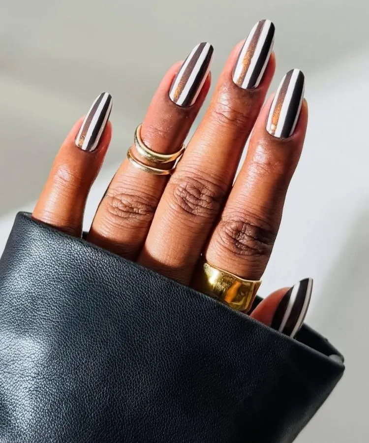 Nail art de listras, uma das tendências de unhas para 2026