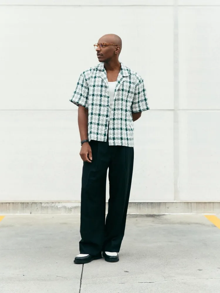 David Ludolf de regata branca, camisa xadrez e calça verde musgo