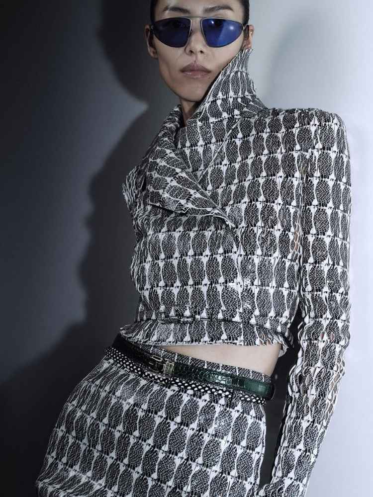 Foto de modelo usando conjunto xadrez e cinto fino preto da Tom Ford