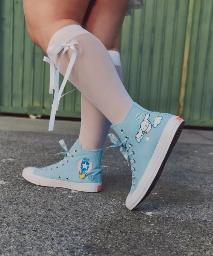 Tênis azul da collab Converse x Hello Kitty® And Friends