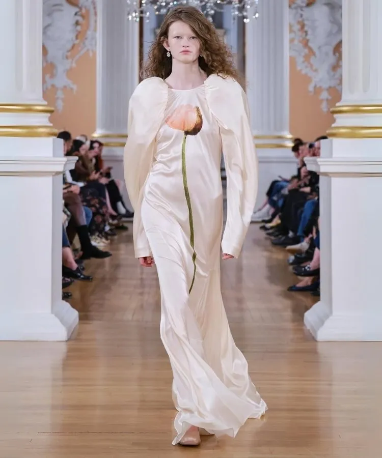 Foto de modelo usando vestido com estampa floral, uma das tendências da Semana de Moda de Londres