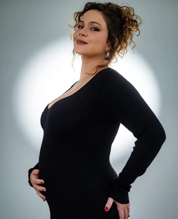 Atriz Leandra Leal de vestido preto grávida em 2024