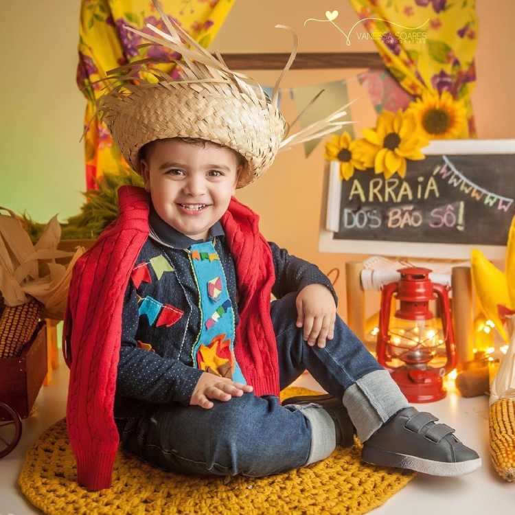 menino com roupa xadrez típica de festa junina