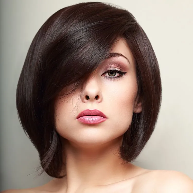Mulher de pele clara com cabelo chanel liso e franja lateral