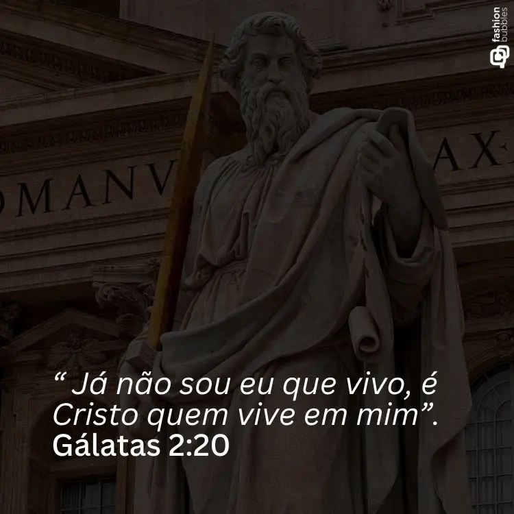 Uma estátua de pedra, provavelmente representando Paulo Apóstolo, é mostrada com uma citação em português de Gálatas 2:20: "Já não sou eu que vivo, é Cristo quem vive em mim".