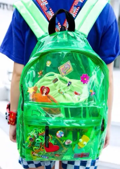 Mochila transparente estilo anos 2000 é kidcore