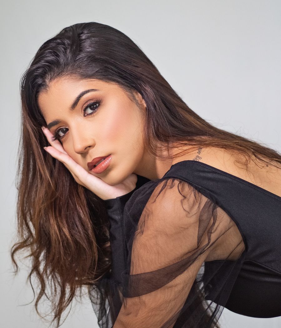 Miss Paraíba posa com a mão no rosto e vestido de tule preto