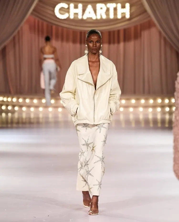 Modelo na passarela usando look off white