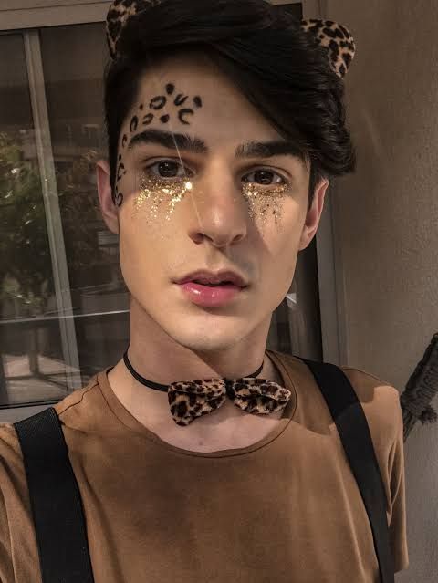 Homem de pele clara com maquiagem de oncinha
