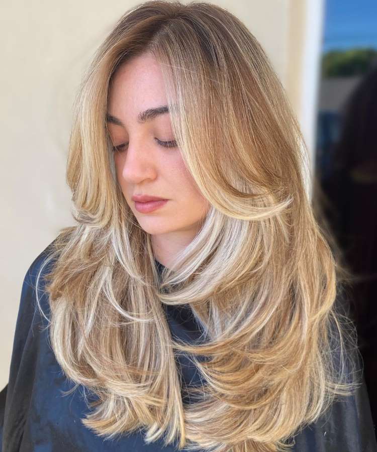 Corte repicado longo liso loiro com franja na altura do queixo