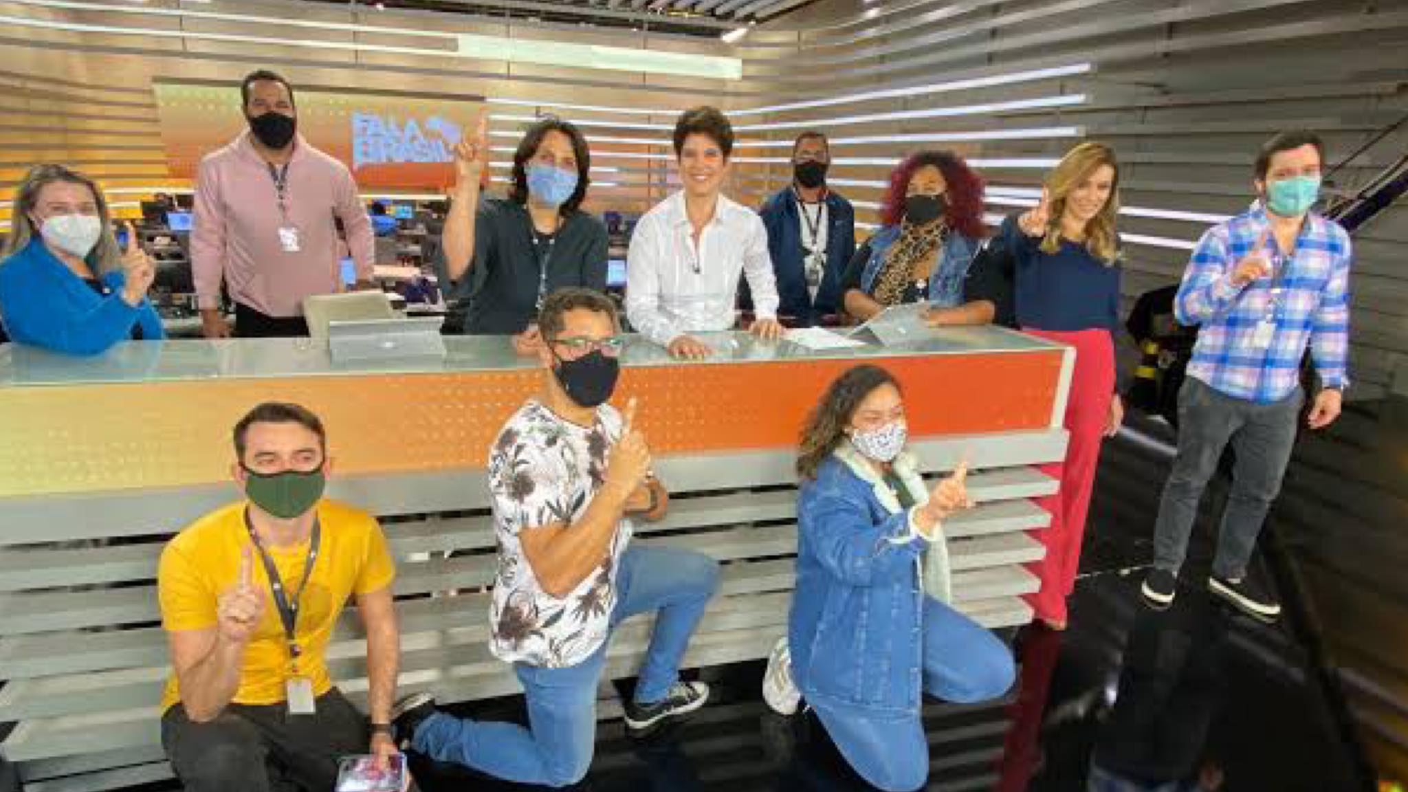 Equipe de jornalismo da Record TV comemora a liderança na audiência. A cobertura da morte de Lázaro fez a emissora disparar (imagem: rede sociais)