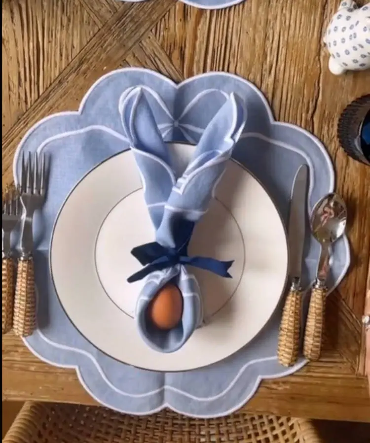 Mesa posta de Páscoa.