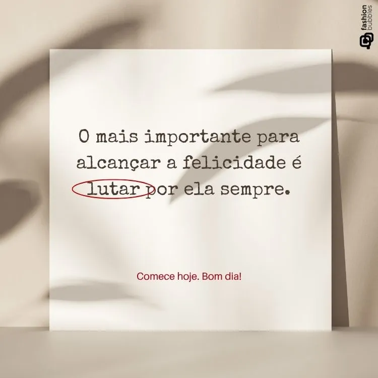 Um cartão branco com uma mensagem inspiradora sobre a importância de lutar pela felicidade, com a palavra "lutar" destacada em vermelho. O fundo tem sombras suaves, criando um ambiente acolhedor.