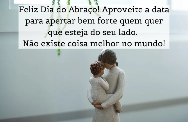 Foto de decoração de mãe abraçando filho e frase: Feliz Dia do Abraço! Aproveite a data para apertar bem forte quem quer que esteja do seu lado. Não existe coisa melhor no mundo!
