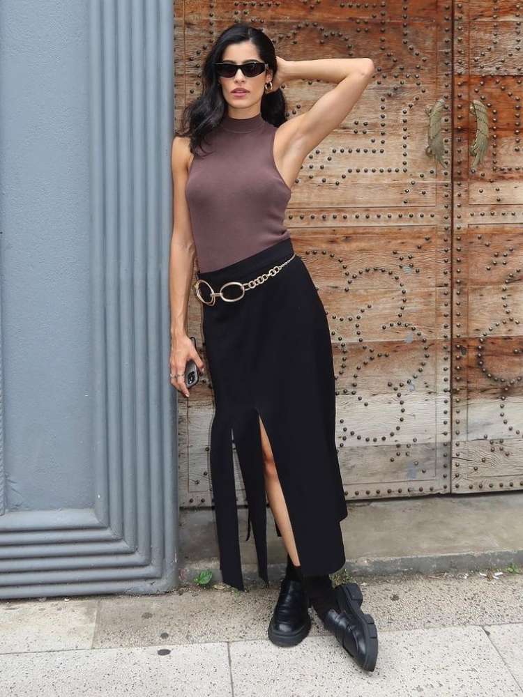 Mulher mostra como usar marrom