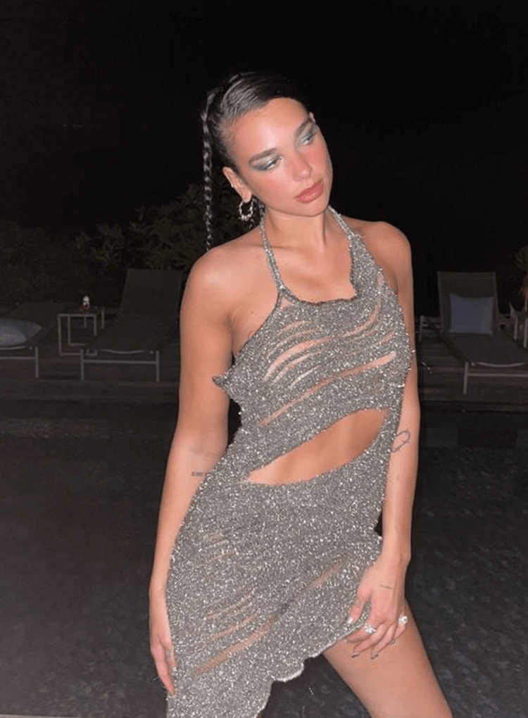 Cantora Dua Lipa usando roupa com brilho