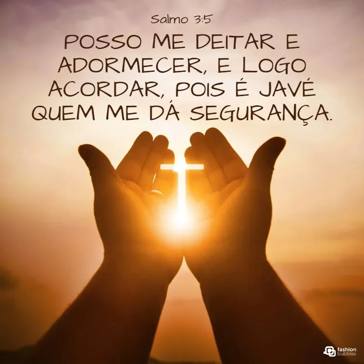 A imagem mostra duas mãos abertas em direção ao céu, com um sol brilhante entre elas, formando uma cruz. O texto diz: "Salmo 3:5. Posso me deitar e adormecer, e logo acordar, pois é Javé quem me dá segurança." O fundo é um pôr do sol.


