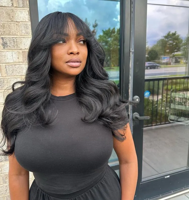 mulher de cabelo médio liso castanho e franja média