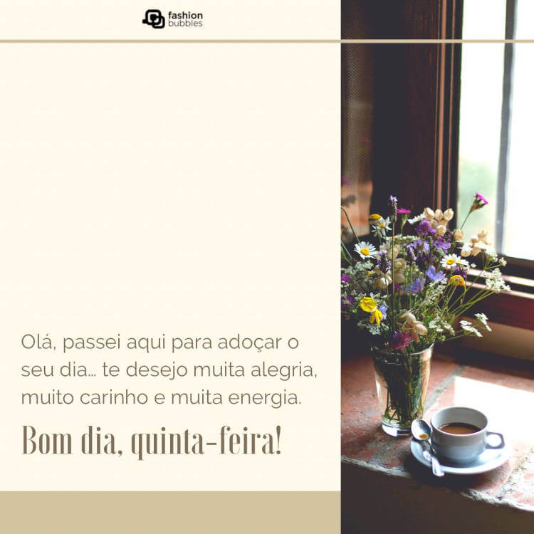 Mensagem "Olá, passei aqui para adoçar o seu dia… te desejo muita alegria, muito carinho e muita energia. Bom dia, quinta-feira!" escrita ao lado de foto de café e buquê de flores