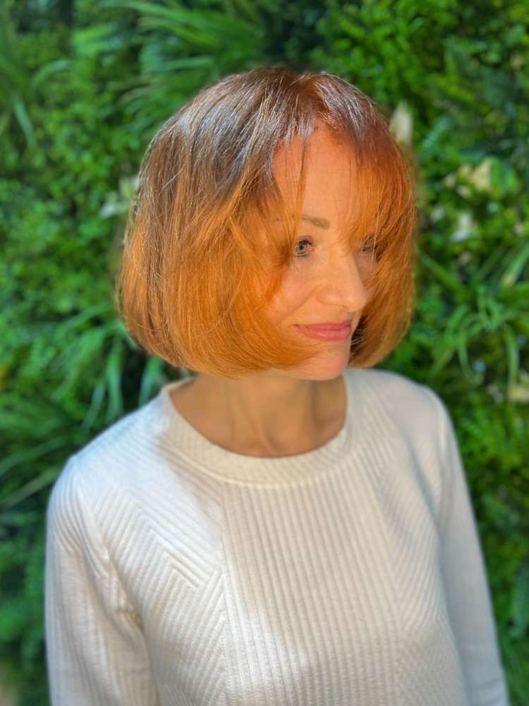 Mulher exibe corte de cabelo 2024