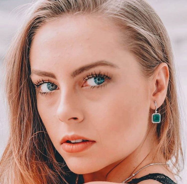 Cris Porto Joias, peças personalizadas: Foto de modelo usando brincos da coleção Cris Porto