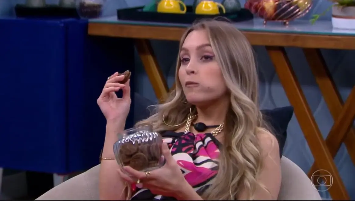 Carla Diaz no quarto secreto ouvindo os outros brothers