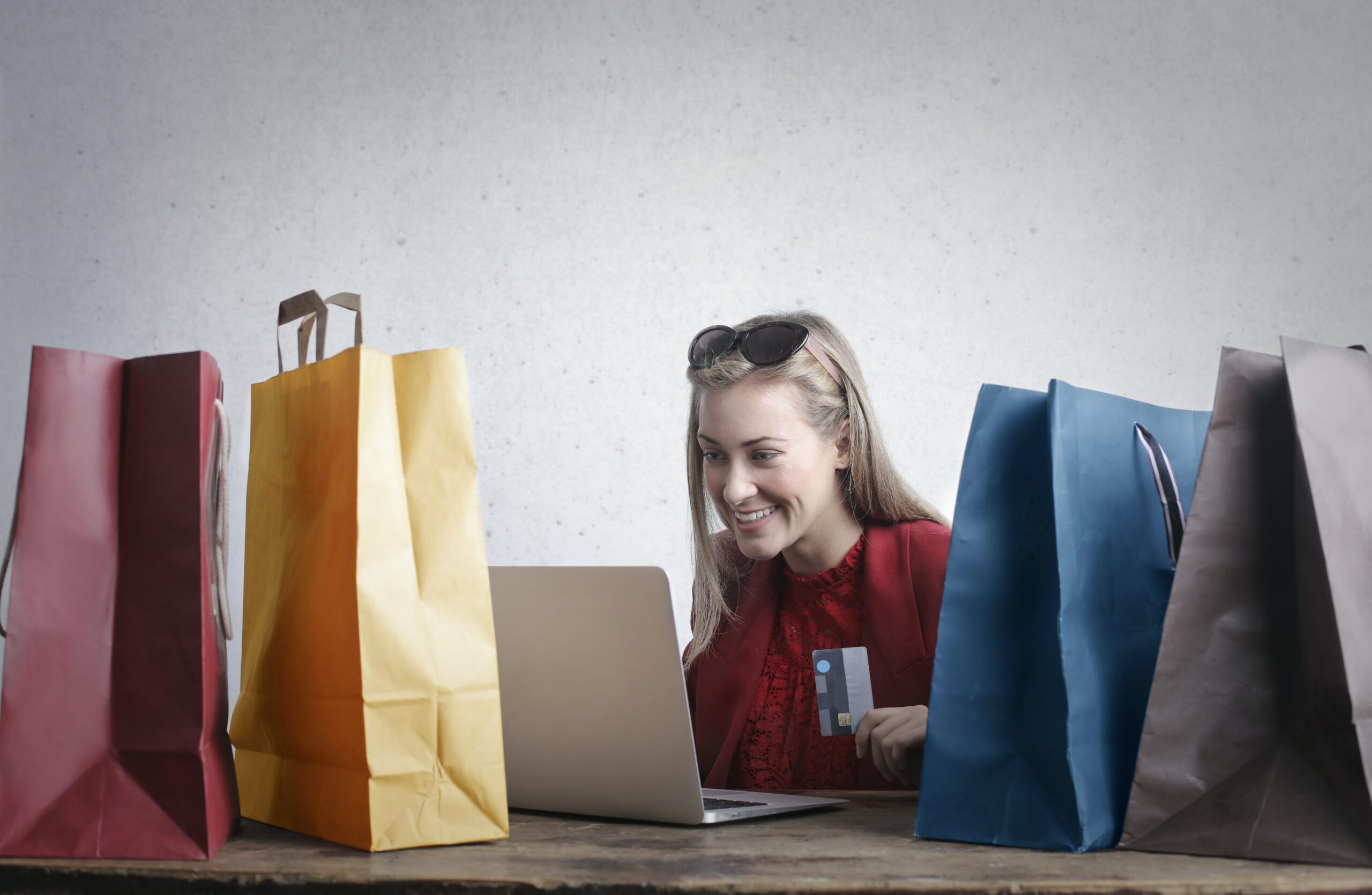 mulher fazendo compras online Comércio eletrônico