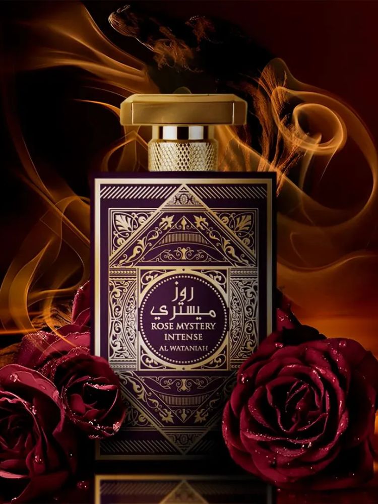 Rose Mystery Intense, Al Wataniah em meio a rosas
