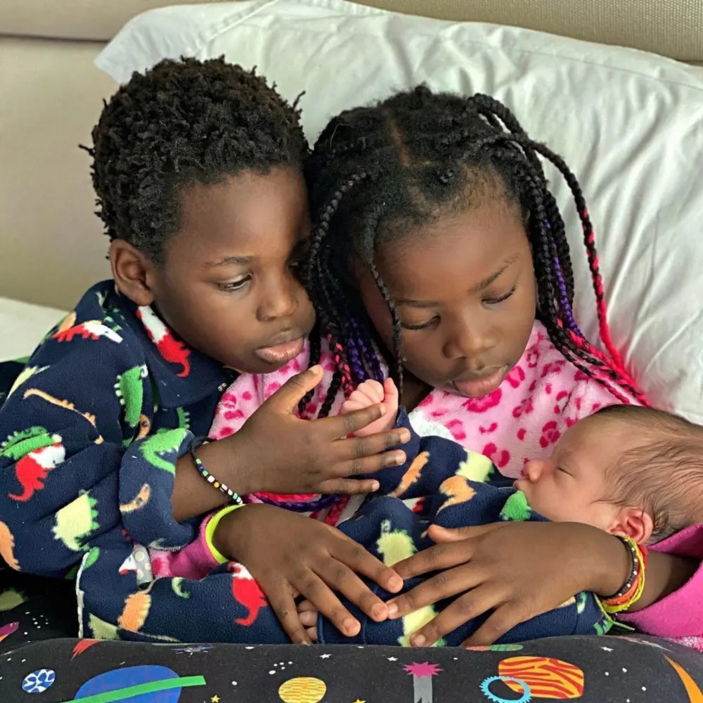 Crianças de Giovanna e Bruno segurando bebê.