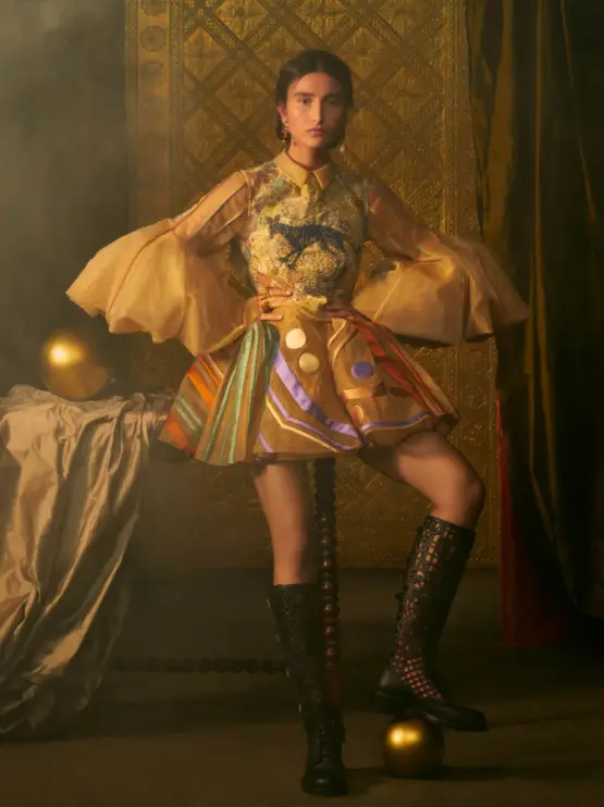 Transmissão desfile Dior look com vestido curto, manga volumosa